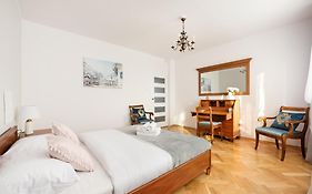 Metro Zacisze Fausta House with Garden by BookingHost